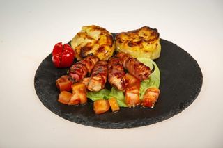 Rulouri de pui in bacon, cartofi gratinati, sos inclus