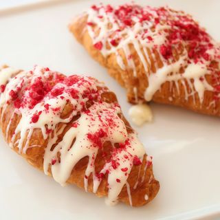 2 petit Croissans de frutos rojos y chocolate blanco