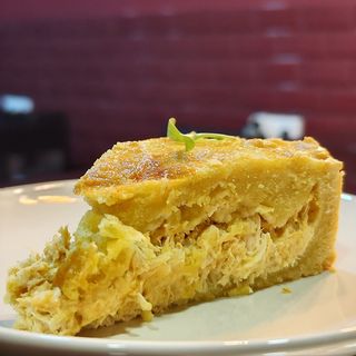 Empada de frango com queijo cremoso