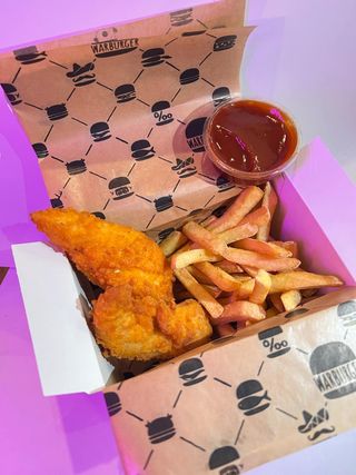 Stripsy z kurczaka i frytki z ketchupem