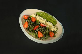 Салат с клубникой авокадо и со страчателлой 