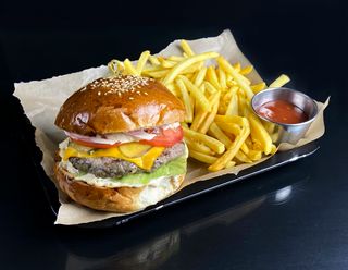 Бургер з котлетою та перцем халапеньйо (350г)