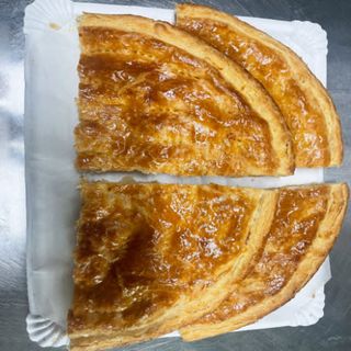 Empanada De Pollo Con Rulo De Cabra Y Cebolla Caramelizada