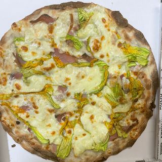 Pizza fiori e speck