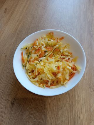 Surówka z białej kapusty