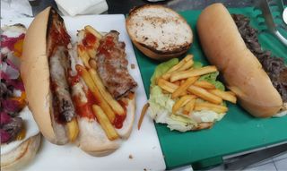 Panino con salsiccia e patate fritte