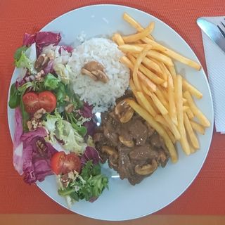 VITELA COM MOSTARDA E COGUMELOS