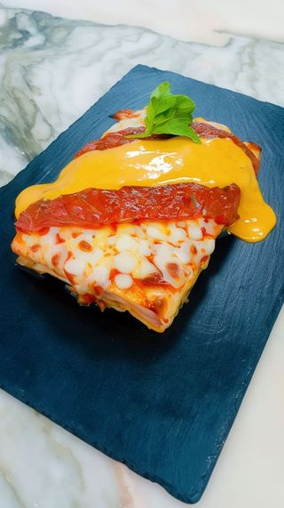 Lasaña de pollo,jamon y queso.