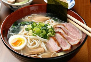 Makaron udon z wieprzowiną