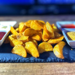 Patatas cuatro salsas