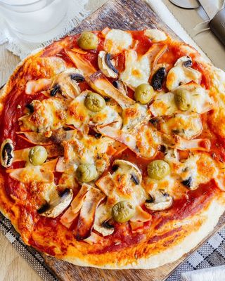 Pizza De Jamón Y Champiñones Medium