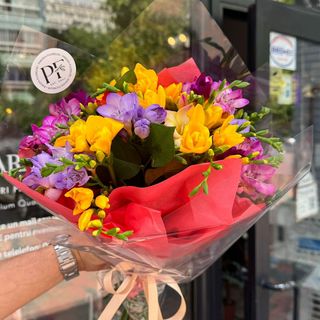 Buchetul curcubeu cu 19 frezii