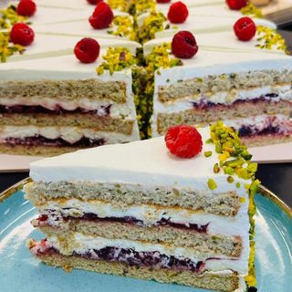 ფისტის ნამცხვარი ჟოლოთი