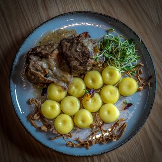 Rolada wołowa z boczkiem i cebulką