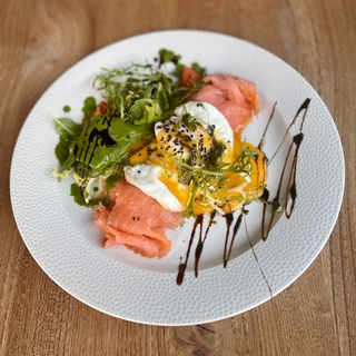 Ouă posate cu avocado și somon fume