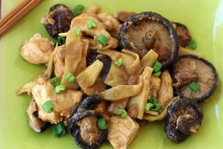 62 Funghi e bambù con pollo