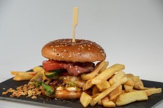 Piggy Burger, cartofi prajiti,sos inclus