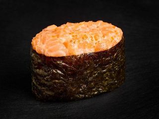Гункан спайсі лосось (35г)