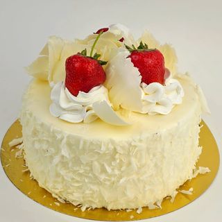 Кілегей мен құлпынай қосылған бисквит торты 1.450г / Торт Бисквит со сливками и клубникой1.450гр 