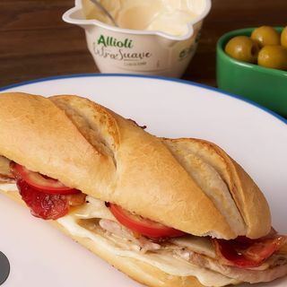 Bocadillo de pollo y alioli