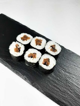 06.Hosomaki z grzybami Shiitake i prażonym sezamem 6szt.