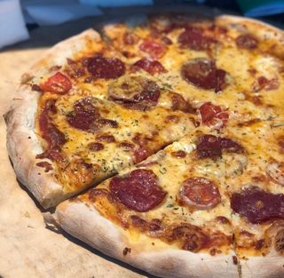 პიცა 4 ყველით და პეპერონით