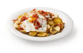 Huevos Estrellados Con Patatas Y Chorizo Picante