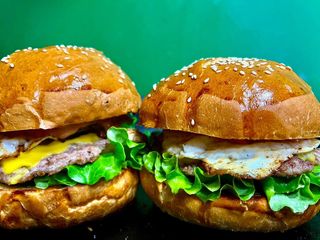 С бургер с кашкавал и бекон