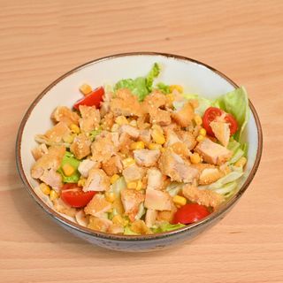 Ensalada Con Pollo Crujiente Y Mayonesa Teriyaki