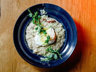 Німецька вівсянка з в’яленими помідорами та яйцем пашот (400g)