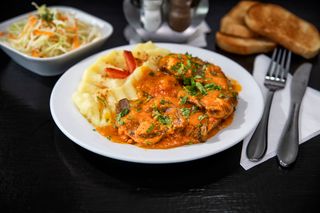 Pulpa de porc la tava cu piure de cartofi