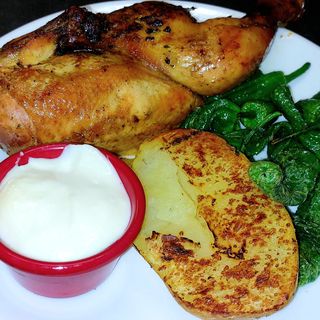 Pollo a l´ast (1/2) con patata al caliu