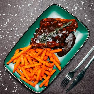 Coaste bbq cu cartofi la cuptor