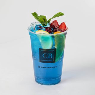 Лимонад с фруктовым вкусом и ягодами