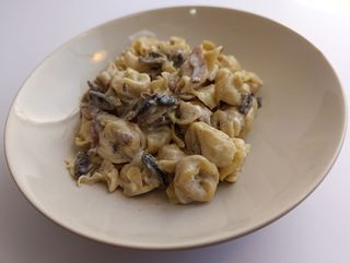 Tortellini de queso con salsa carbonara