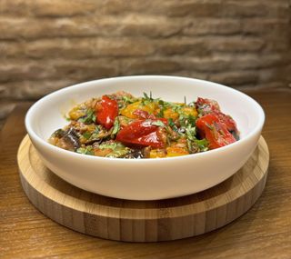 აჯაფსდანდალი მაყალზე შემწვარი ბოსტნეულით