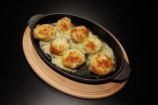 Печериці на кеці під сиром сулугуні (200г)