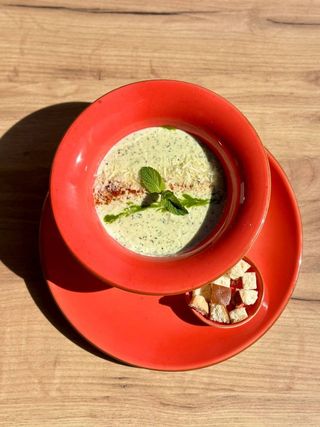 Сирно-цибулевий крем-суп з м'ятою