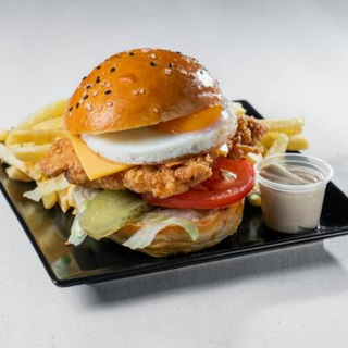 Crispy Bite com Ovo e Fritas