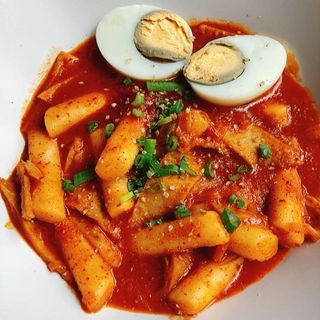 Topoki picante con fideos