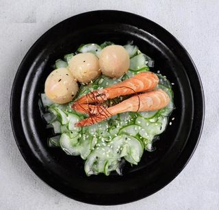 Sunomono de camarão lichia e foiegras