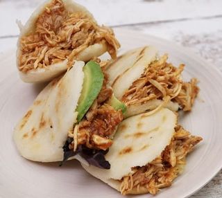 Arepa Con Pollo Desmechado Y Salsas (1 Ud.)