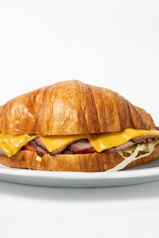 Круассан с брискетом