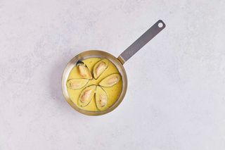 Мидии в сливочно-чесночном соусе (7 шт).