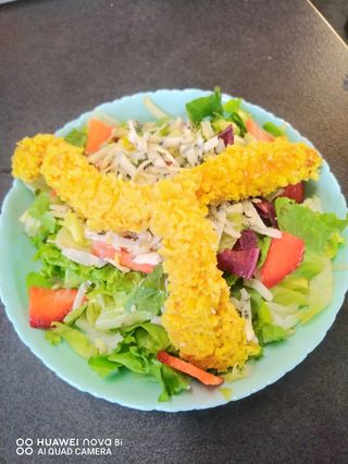 Зелена салата с боровинки, синьо сирене и хрупкаво пиле с дресинг (350г)