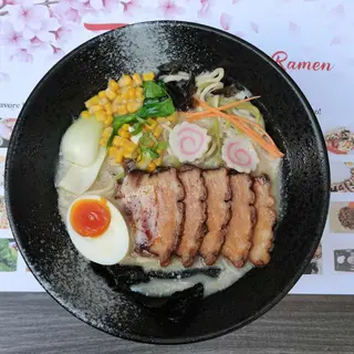 131. Ramen giapponese in brodo con maiale e verdure