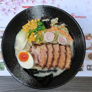 131. Ramen giapponese in brodo con maiale e verdure