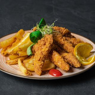 Crispy de pui cu cartofi dippers & sos usturoi