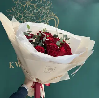11 czerwonych róż z eukaliptusem