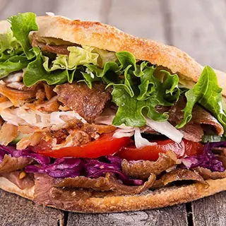 Pan Pita De Carne Con Ensalada Y Salsa